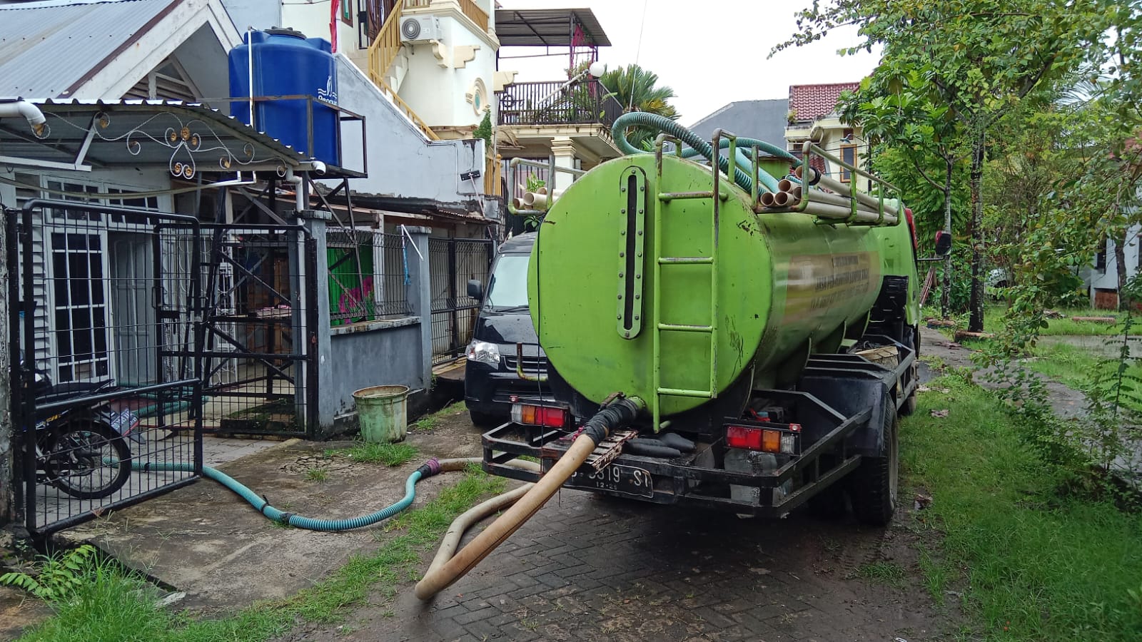 Truk Sedot WC CV. Cipta Jalah Konstruksi di Lokasi Pelanggan